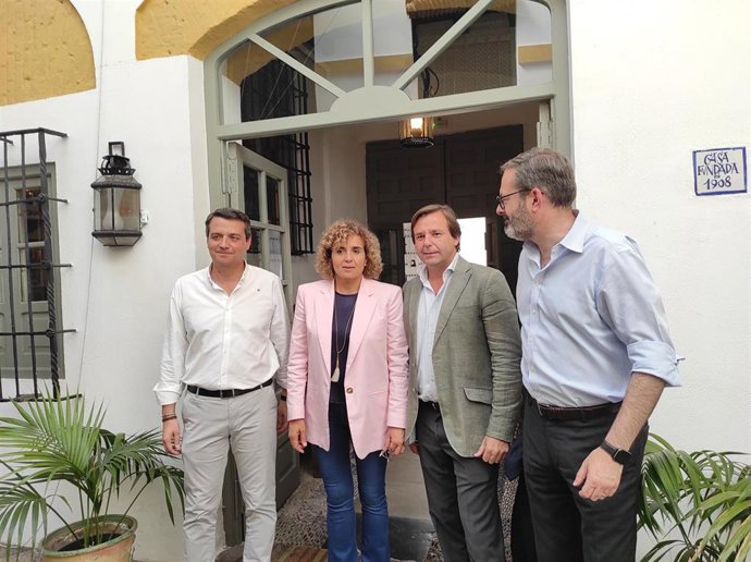 La candidata número uno del PP en las elecciones europeas, Dolors Monserrat, con Antonio Repullo, Adolfo Molina y José María Bellido.