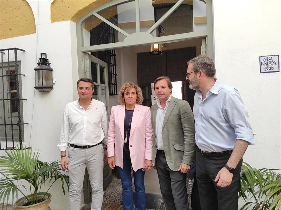 La candidata número uno del PP en las elecciones europeas, Dolors Monserrat, con Antonio Repullo, Adolfo Molina y José María Bellido.