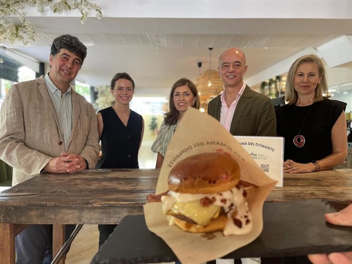 Responsables de Vaquena, de la Delegación de Salud y del Reina Sofía en la presentación de la hamburgesa solidaria con la donación.