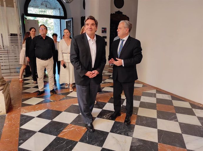 El ministro para la Transformación Digital y de la Función Pública, José Luis Escrivá, (centro), a su llegada a la Diputación de Córdoba, donde ha sido recibido por su presidente, Salvador Fuentes (dcha.)