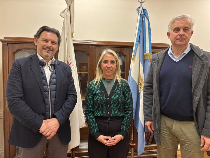 El secretario xeral da Emigración de la Xunta, Antonio Rodíguez Miranda, la presidenta de la Comisión de Cultura de la Legislatura de Buenos Aires, Cecilia Ferrero, y el delegado de la Xunta en Buenos Aires, Alejandro López Dobarro.