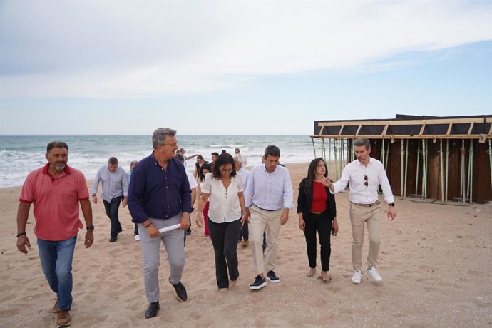 El president del PPCV i 'president' de la Generalitat, Carlos Mazón, visita la platja abans de mantenir una trobada amb més de 100 propietaris d'habitatges i de negocis de Tavernes de la Valldigna (Valncia)