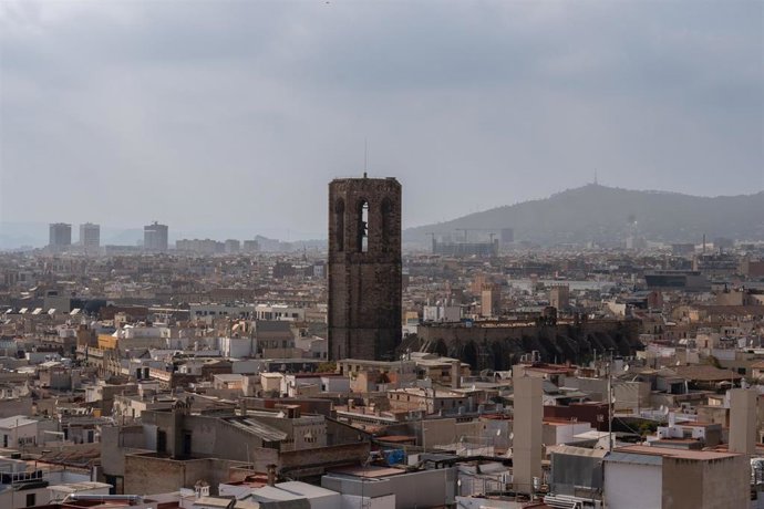 Archivo - Vista panorámica de Barcelona, con La Basílica de Santa María del Mar en el centro, a 11 de octubre de 2023, en Barcelona, Catalunya (España).