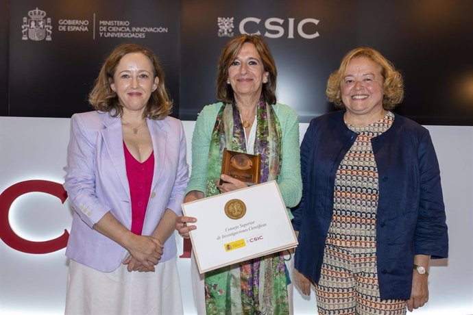 De izquierda a derecha: Eloísa del Pino Matute (Presidenta del Consejo Superior de Investigaciones Científicas), Mirenchu del Valle Schaan (Presidenta de UNESPA) y Rosa María Menédez López (Expresidenta del CSIC).