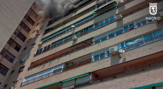 Once rescatados en el incendio de una casa en el distrito de Latina sofocado por 21 dotaciones de bomberos