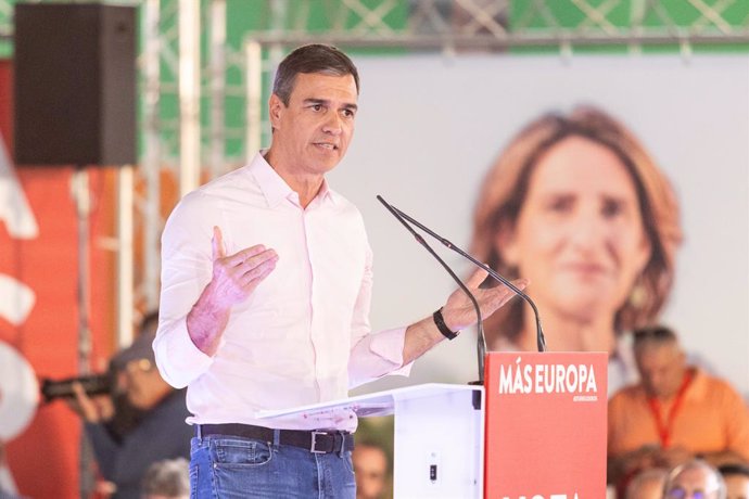 El secretario general del PSOE y presidente del Gobierno, Pedro Sánchez, participa en un acto de campaña, en el Pabellón de las Naciones de la Feria Internacional de Muestras de Asturias FIDMA, a 3 de junio de 2024, en Gijón, Asturias (España). Sánchez se