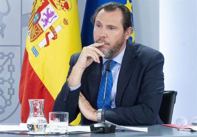 El ministro de Transportes y Movilidad Sostenible, Óscar Puente, durante una rueda de prensa posterior al Consejo de Ministros, en el Palacio de La Moncloa, a 4 de junio de 2024, en Madrid (España). El Gobierno, a propuesta del Ministerio de Juventud e In