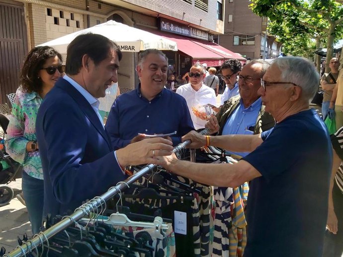 El consejero de Medio Ambiente, Vivienda y Ordenación del Territorio de la Junta de Castilla y León, el 'popular' Juan Carlos Suárez Quiñones, en una visita a Astorga en un acto de campaña.