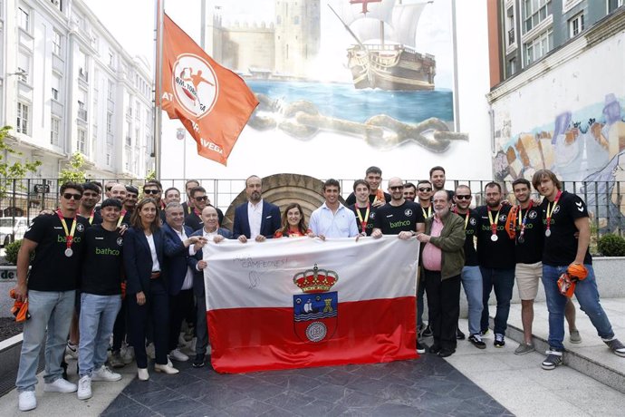 Buruaga recibe al Bathco Balonmano Torrelavega: “Habéis hecho historia"