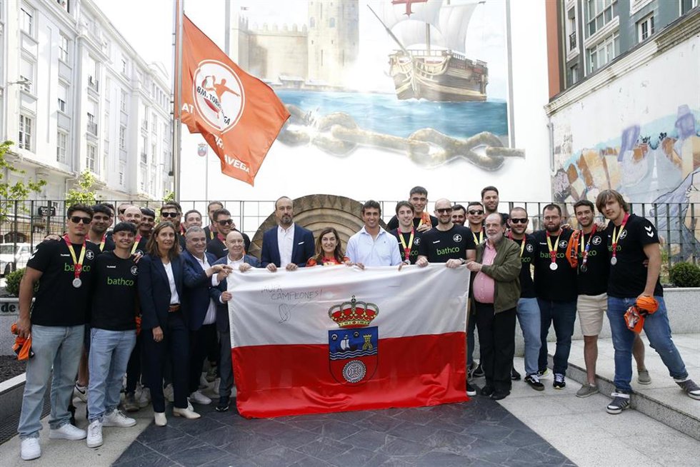 Buruaga recibe al Bathco Balonmano Torrelavega: Habéis hecho historia"