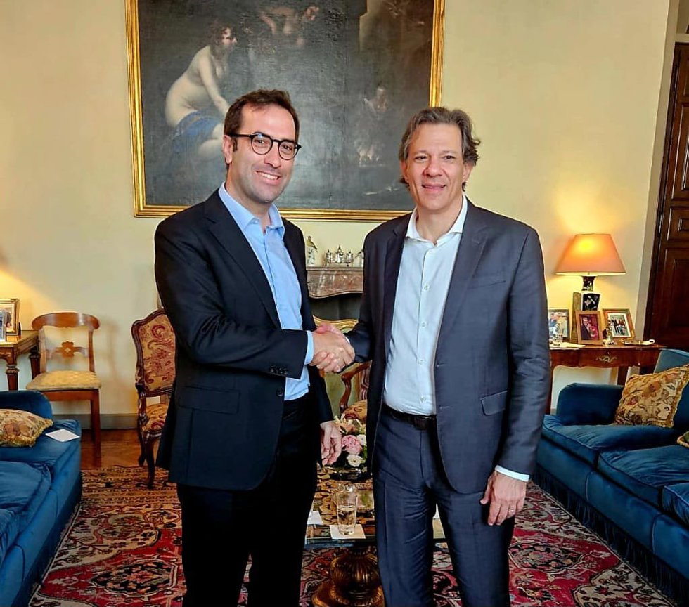 El ministro de Economía, Empresa y Comercio, Carlos Cuerpo, y el ministro de Finanzas de Brasil, Fernando Haddad,