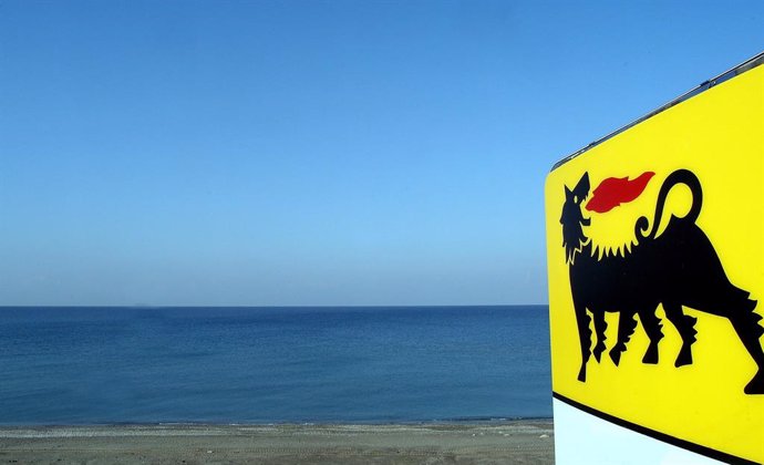Archivo - Logotipo de la petrolera italiana Eni junto al mar.