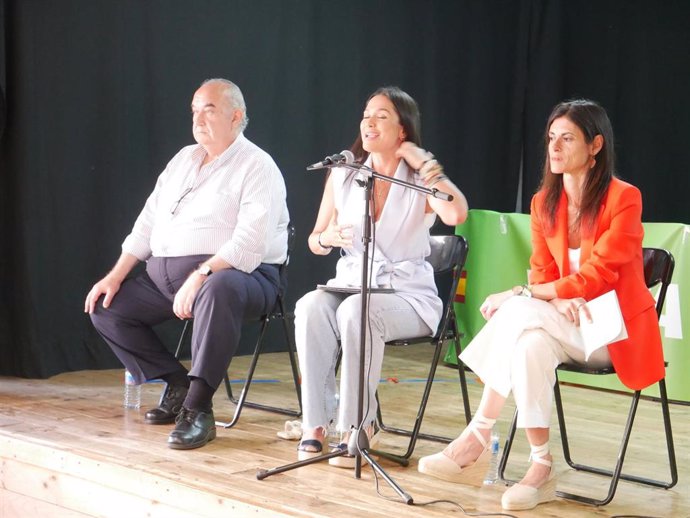 La candidata número 4 de Vox al Parlamento Europeo, Mireia Borrás, con Emilio del Valle y Laura Velasco