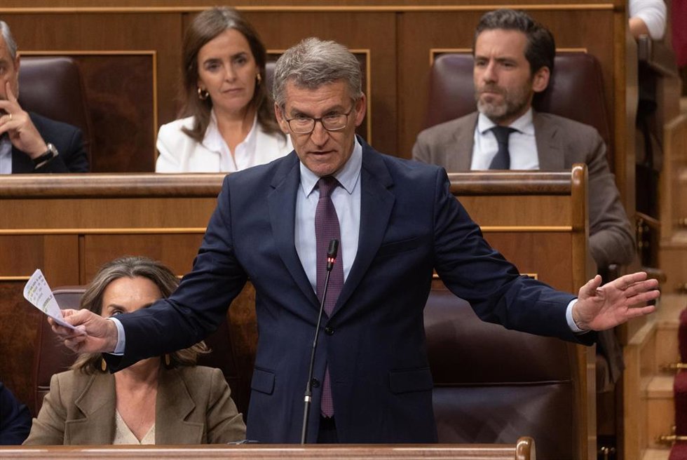 El presidente del Partido Popular, Alberto Núñez Feijóo, interviene durante una sesión de control al Gobierno, en el Congreso de los Diputados, a 22 de mayo de 2024, en Madrid (España). Sánchez comparece hoy en el Congreso para tratar el último Consejo