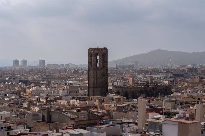 Archivo - Vista panoràmica de Barcelona, amb La Basílica de Santa María del Mar en el centre, a 11 d'octubre de 2023, a Barcelona, Catalunya (Espanya).