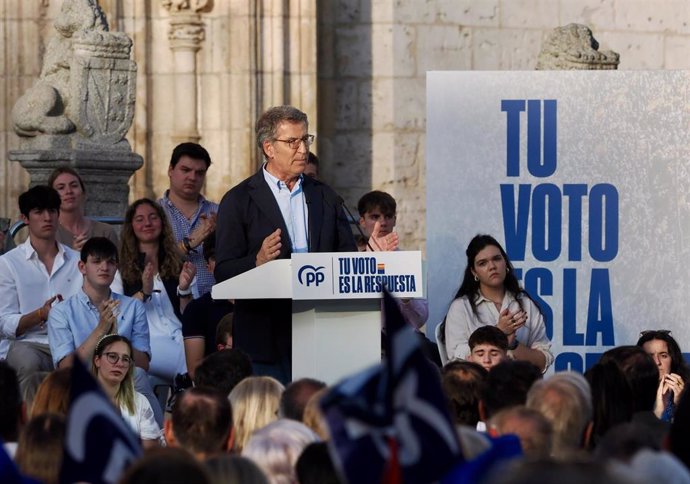 El presidente del PP, Alberto Núñez Feijóo, durante un acto de campaña de su partido, en la plaza de San Pablo, a 4 de junio de 2024, en Valladolid, Castilla y León (España). Feijóo se ha desplazado a Valladolid como parte de los actos de campaña del Part