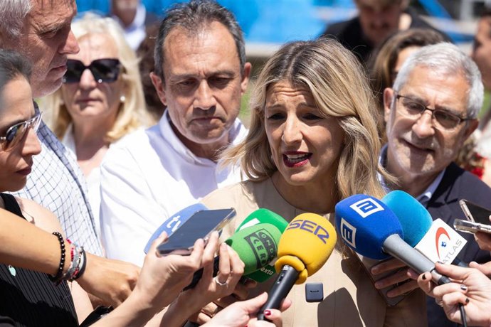 La vicepresidenta segunda y ministra de Trabajo y Economía Social, Yolanda Díaz, ofrece declaraciones a los medios durante un recorrido por el centro de Oviedo, a 4 de junio de 2024, en Oviedo, Asturias (España). 
