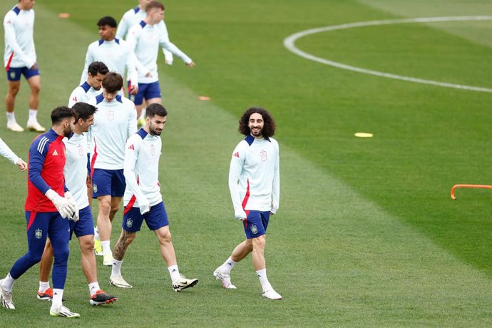 Archivo - Marc Cucurella sonríe durante un entrenamiento con la selección española