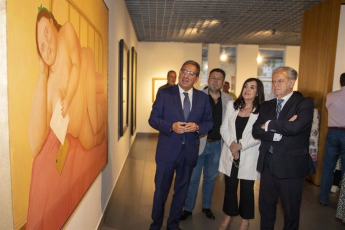 El presidente de la Diputación de Córdoba, Salvador Fuentes, visita la muestra 'Fernando Botero. Sensualidad y melancolía' acompañado de otras autoridades.