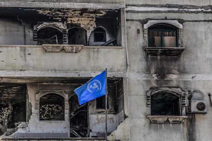 Un edificio con una bandera de Naciones Unidas destrozado en Deir el Balá, en la Franja de Gaza