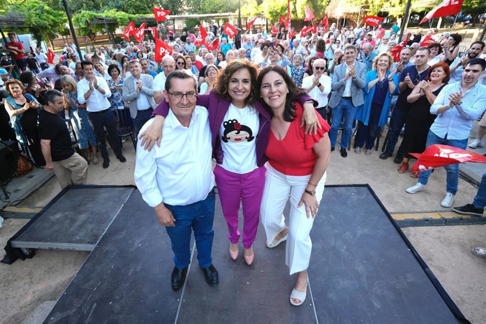 La vicesecretaria general del PSOE y vicepresidenta primera del Gobierno de España, María Jesús Montero, flanqueada por el secretario general del PSOE de Granada, Pepe Entrena, y la alcaldesa de Atarfe, Yolanda Fernández.