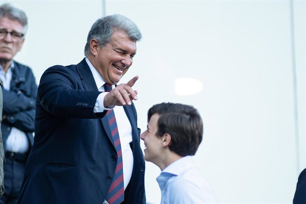 Archivo - A boy jokingly gives a coin to Joan Laporta, president of FC Barcelona, during the Spanish league, La Liga EA Sports, football match played between Cadiz CF and FC Barcelona at Nuevo Mirandilla stadium on April 13, 2024, in Cadiz, Spain.