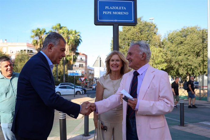 El alcalde de Sevilla, José Luis Sanz, ha visitado junto al maestro de baile flamenco Pepe Moreno la plaza que lleva su nombre en el barrio de Bellavista.