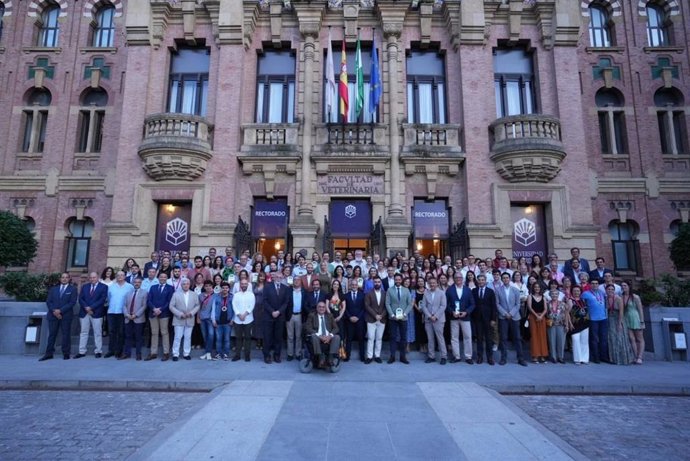 Foto de familia de las autoridades y los premiados en la III Gala UCO-Medio Ambiente.