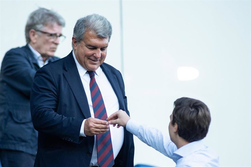 Archivo - A boy jokingly gives a coin to Joan Laporta, president of FC Barcelona, during the Spanish league, La Liga EA Sports, football match played between Cadiz CF and FC Barcelona at Nuevo Mirandilla stadium on April 13, 2024, in Cadiz, Spain.