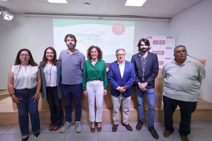Los representantes de CCOO junto a los candidatos participantes en el debate.