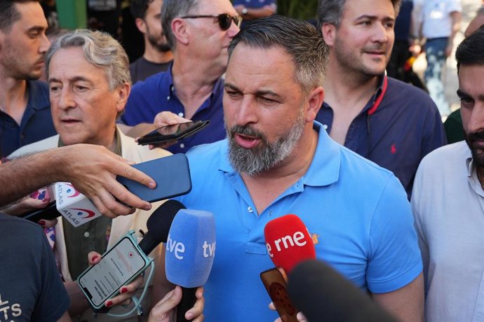 El líder de VOX, Santiago Abascal, atiende a los medios de comunicación antes del acto de campaña de VOX