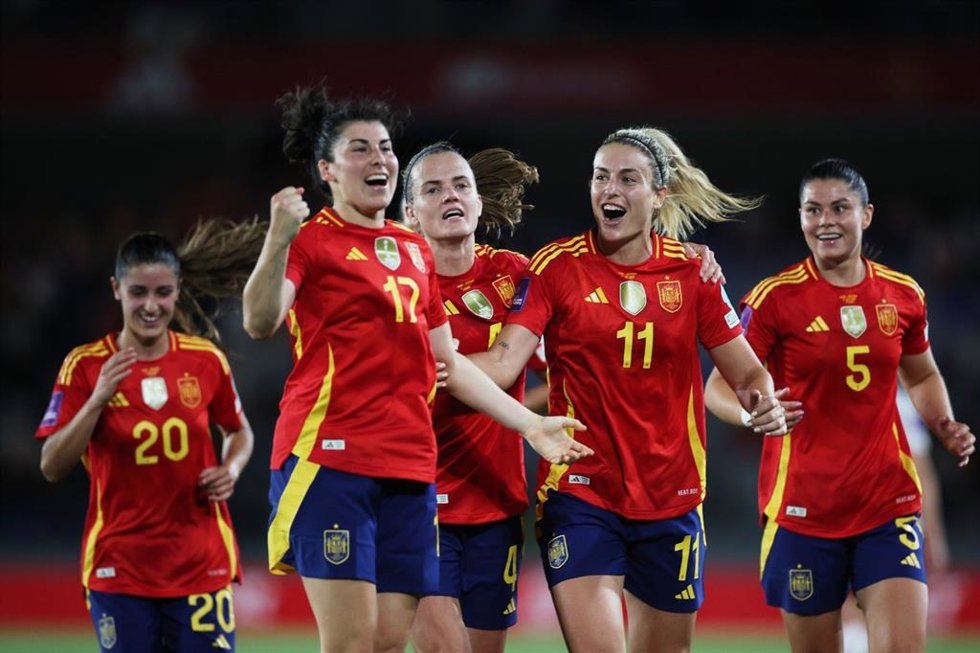 Las jugadoras de la selección celebran el 3-2 de Lucía García ante Dinamarca en la fase de clasificación para la Eurocopa de 2025