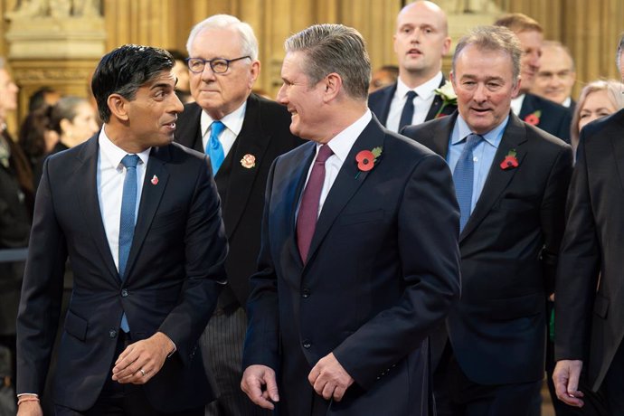 Archivo - 07 November 2023, United Kingdom, London: British Prime Minister Rishi Sunak (L) and Leader of the Opposition, Keir Starmer (C) lead MPs through the Central Lobby of the Houses of Parliament in London to the House of Lords to hear the King's Spe