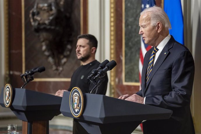 Archivo - El presidente de Ucrania, Volodimir Zelenski (izquierda), y el presidente de EEUU, Joe Biden (derecha)