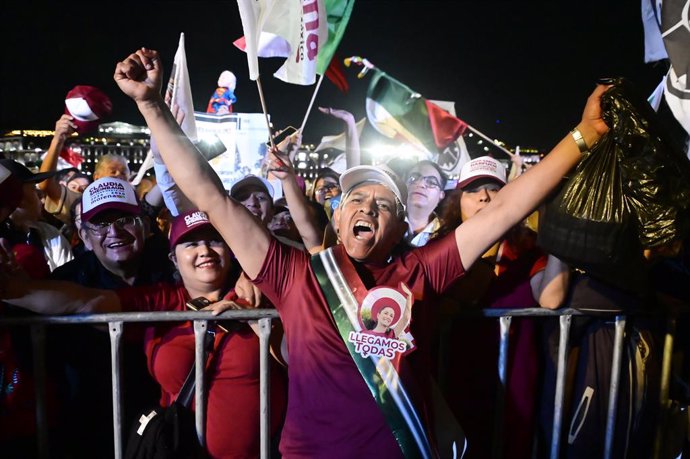 Simpatizantes de la presidenta electa de México, Claudia Sheinbaum, celebran su victoria en las elecciones presidenciales