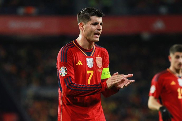 Archivo - Alvaro Morata aplaude durante un partido de la selección española