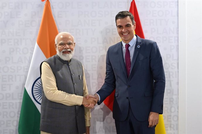 Archivo - El presidente del Gobierno de España, Pedro Sánchez (d), y el primer ministro de India, Narendra Modi (i), en la segunda jornada de la cumbre del G20, a 31 de octubre de 2021, en Roma (Italia).