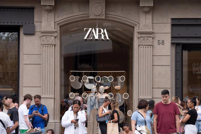 Archivo - Una tienda de Zara en Barcelona