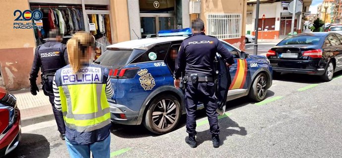 La Policía Nacional detiene a un hombre por amenazar con una pistola a su vecina en Logroño