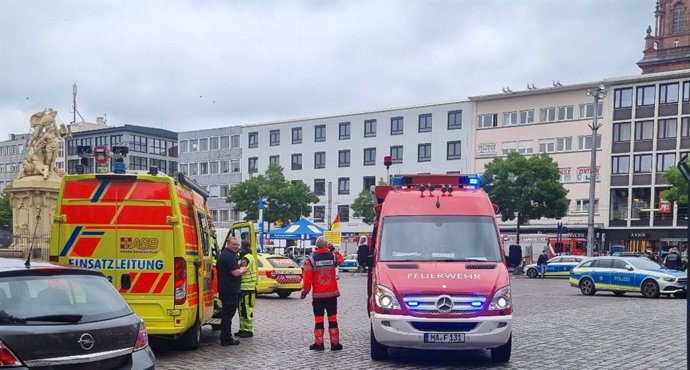 Policías y bomberos de Alemania tras un ataque con arma blanca durante un acto del movimiento antiislamista Pax Europa en la ciudad de Mannheim, que se saldó con un muerto y cinco heridos (archivo)