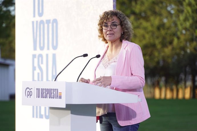 La cabeza de lista al Parlamento Europeo, Dolors Montserrat , durante un acto de campaña electoral del PP, en el Hotel San Camilo, a 24 de mayo de 2024, en Navarrete, La Rioja (España). 