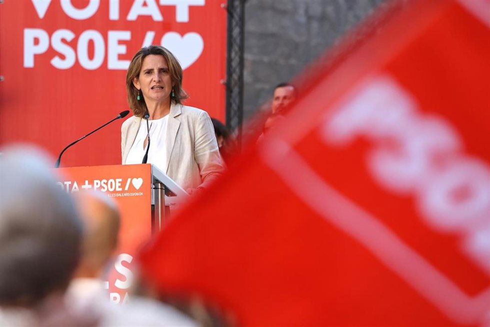 La candidata socialista a las elecciones europeas, vocal de la CEF-PSOE, vicepresidenta tercera y ministra para la Transición Ecológica y el Reto Demográfico, Teresa Ribera, interviene durante un acto de campaña, en la plaza Sant Jeroni, a 3 de junio de