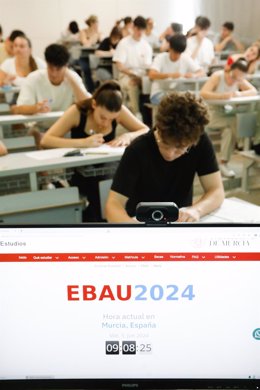 Estudiantes se examinan de la Fase General de la Evaluación del Bachillerato para el Acceso a la Universidad (EBAU), en la Universidad de Murcia (UMU)