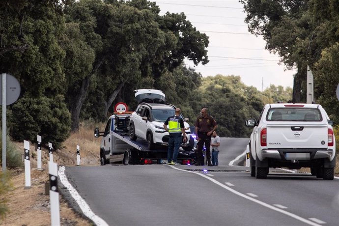 Un grúa recoge el vehículo del suceso, en el kilómetro 6 de la M-612, en la carretera de Fuencarral-El Pardo, a 4 de junio de 2024, en Madrid (España). 