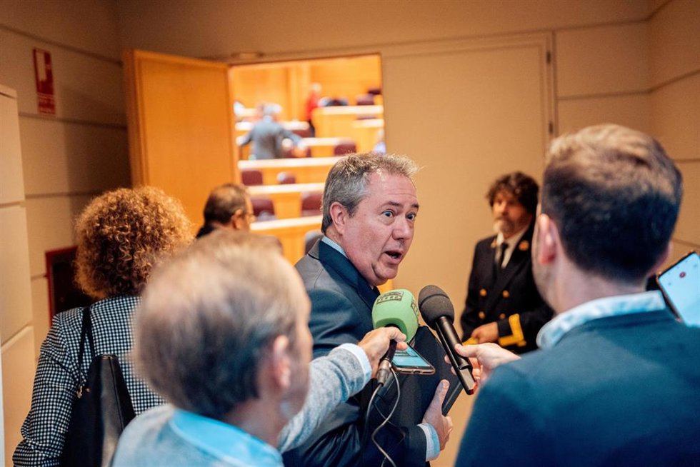 Archivo - El senador y secretario general del PSOE de Andalucía, Juan Espadas, atiende a los medios de comunicación durante una sesión plenaria en el Senado, a 10 de abril de 2024, en Madrid (España). El Pleno del Senado de hoy ha aprobado una iniciativ