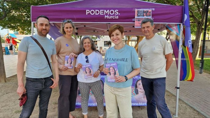 La portavoz municipal de Podemos en Murcia y candidata al Parlamento Europeo, Elvira Medina, junto a miembros de la formación, en una mesa informativa instalada en Murcia