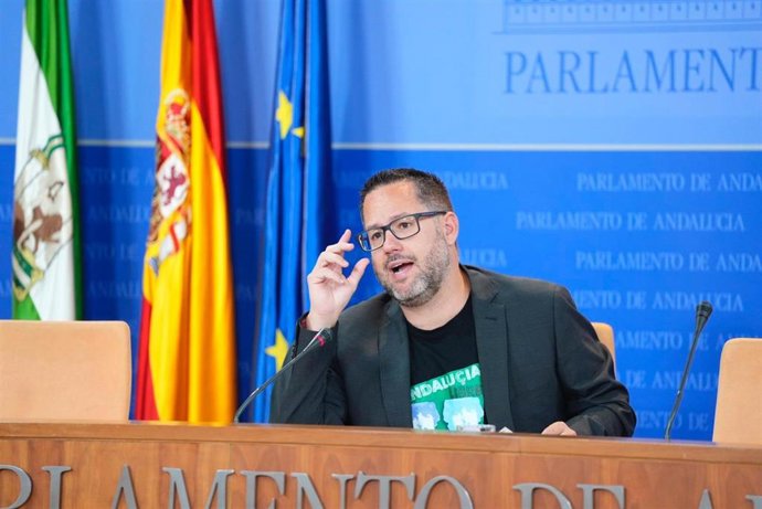 El portavoz de Adelante Andalucía, José Ignacio García, en rueda de prensa en el Parlamento andaluz.