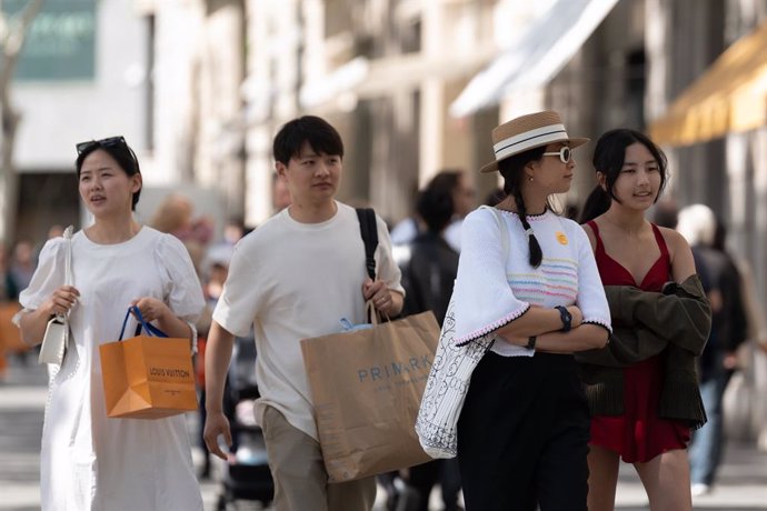 Archivo - Diverses persones al passeig de Gràcia de Barcelona