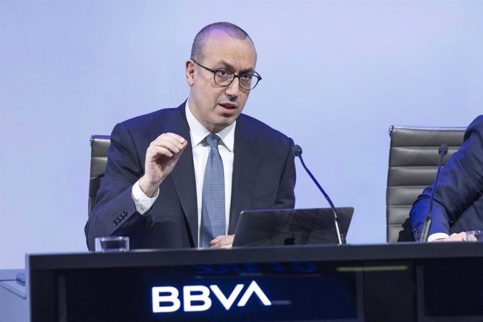 El CEO del BBVA, Onur Genç, durante una rueda de prensa, en la Comisión Nacional del Mercado de Valores (CNMV), a 9 de mayo de 2024, en Madrid (España). El consejo de administración de BBVA ha decidido formular una oferta pública de adquisición (OPA) host