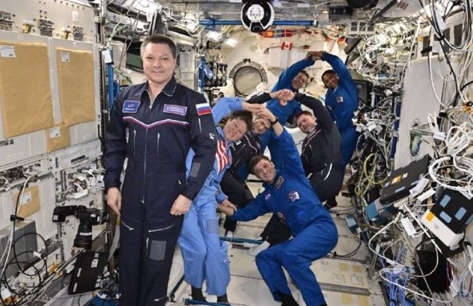 Kononenko, en primer plano, recibe el homenaje de sus compañeros en la Estación Espacial al cumplir mil días acumulados de viajes espaciales